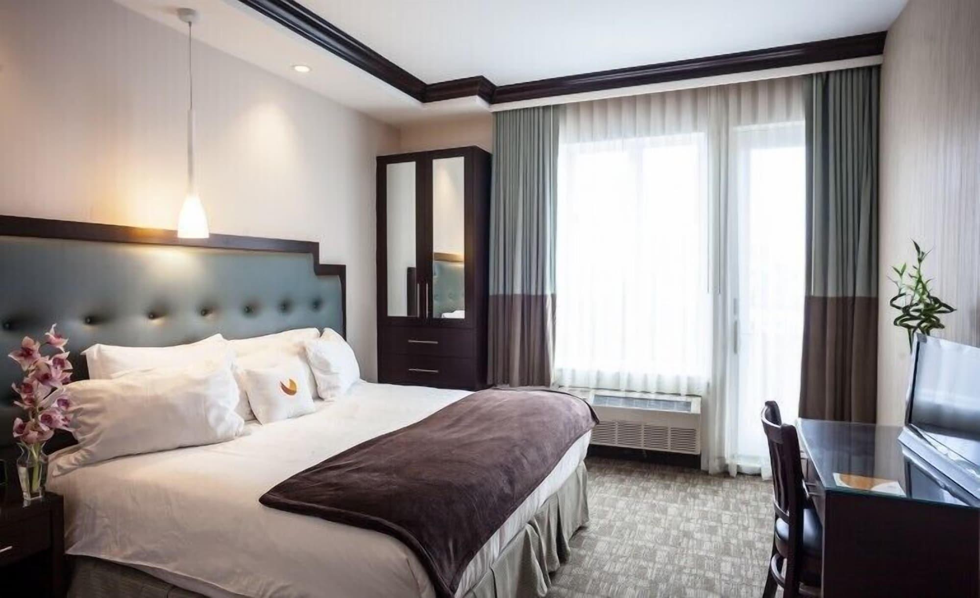 Aura Brooklyn 4*