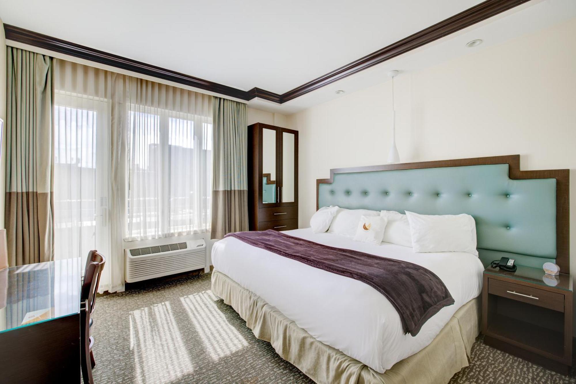 Aura Brooklyn 4*